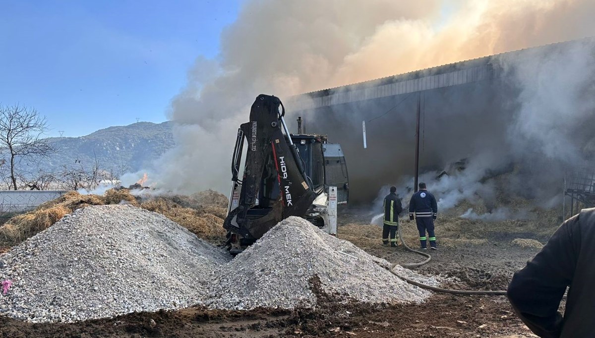 Burdur'da elektrik kaçağı: 15 ton saman balyası yanarak kül oldu