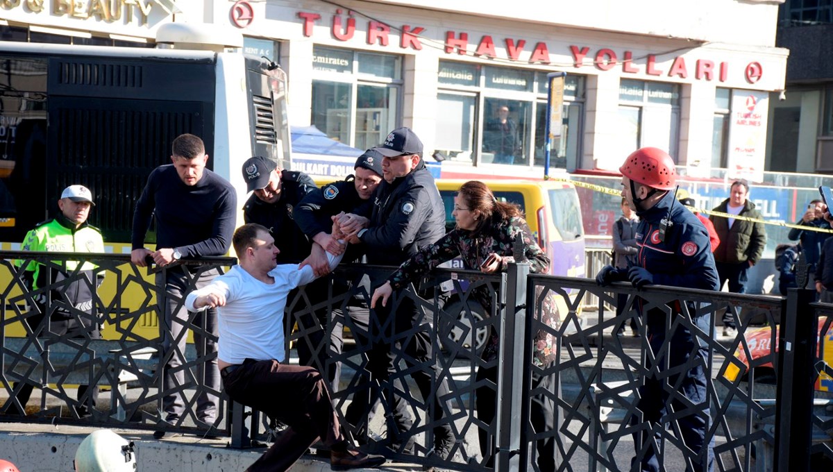 Rusya-Ukrayna savaşını protesto etmek için Taksim'de intihar girişimi