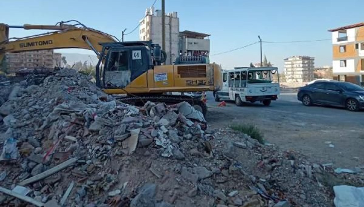 Depremin 215'inci günü: Temel kazısında enkazdan ceset çıktı