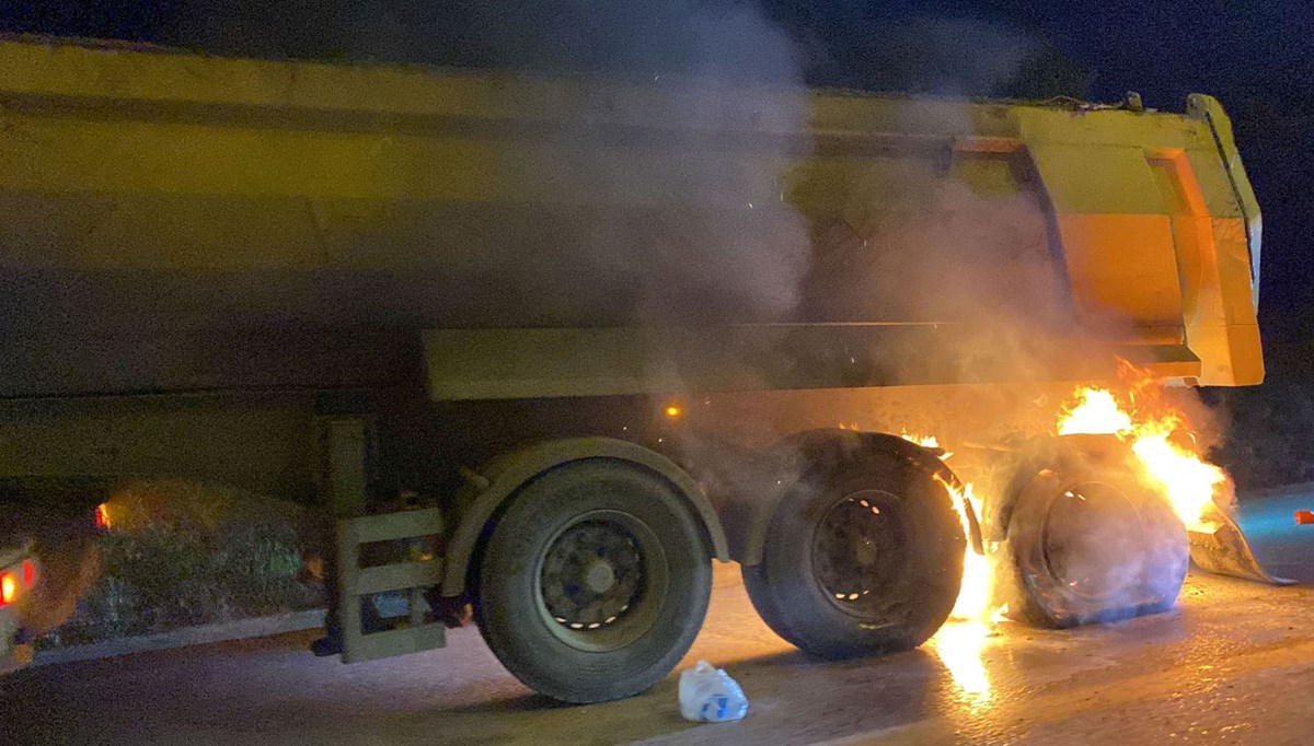 TEM Otoyolu'nda hafriyat kamyonu alev alev yandı