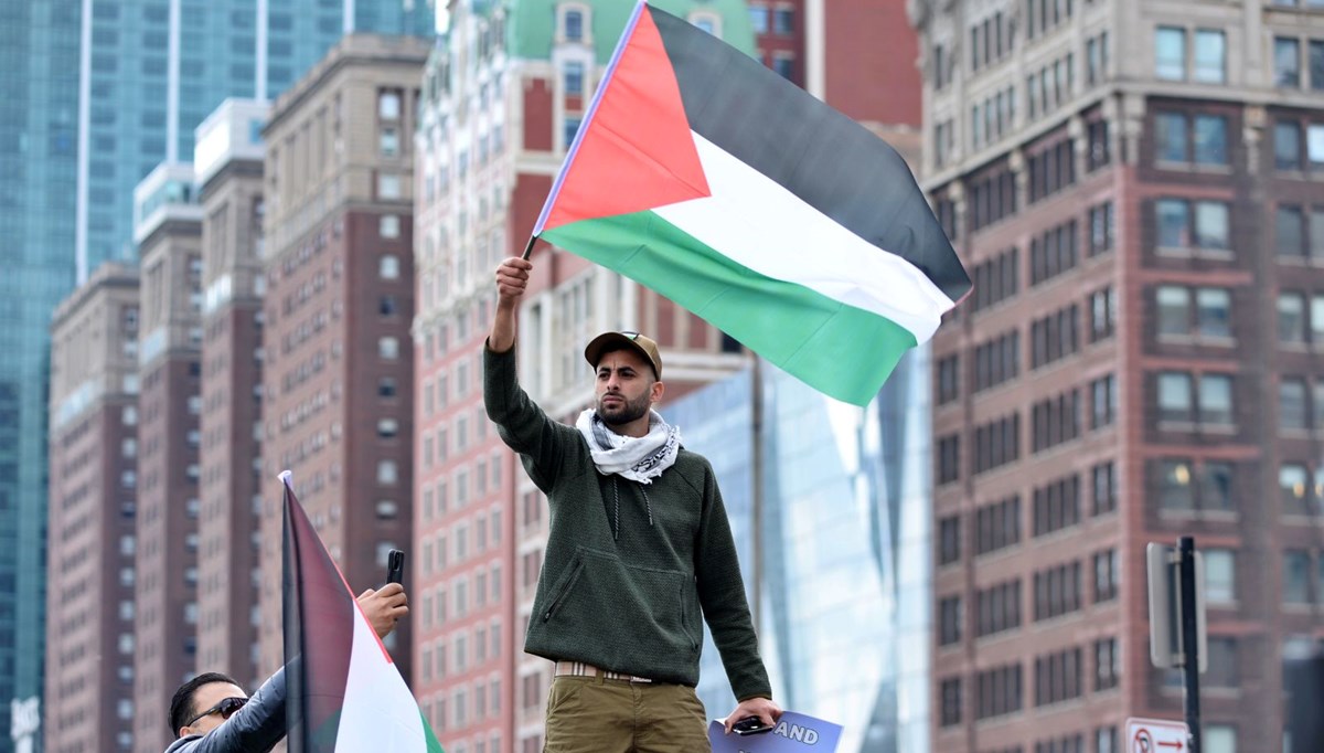 ABD'de bir kişi aracını Filistin'e destek gösterisindekilerin üzerine sürdü