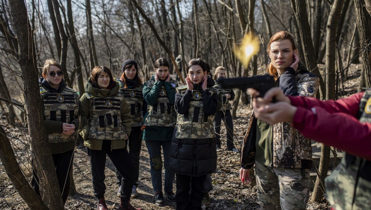 Ukraynalı kadınlara askeri eğitim: Cephe hattında görev alacaklar