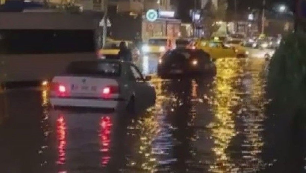 İzmir'de sağanak yağış yolları göle çevirdi