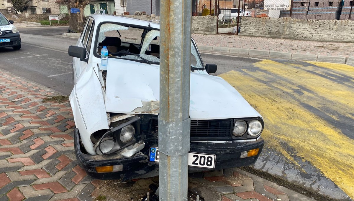 Uşak'ta otomobil elektrik direğine çarptı: 2 kişi yaralandı