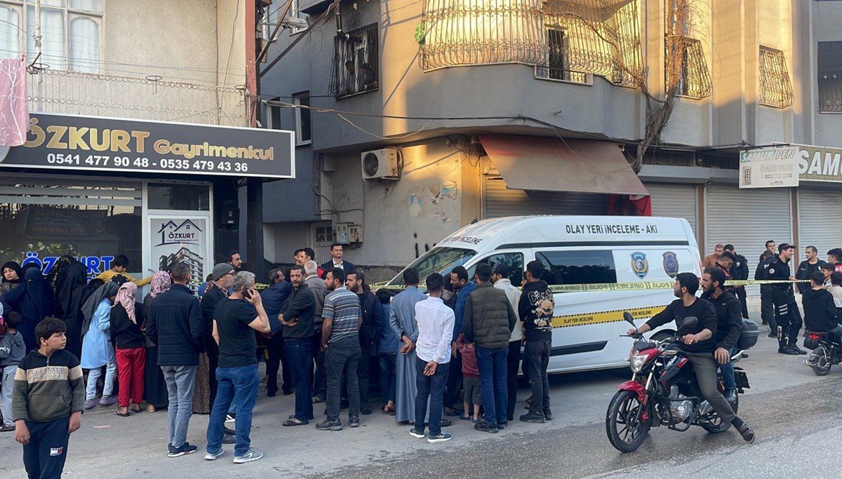 Adana'da sokakta otururken silahlı saldırıya uğrayan baba-oğul, öldü