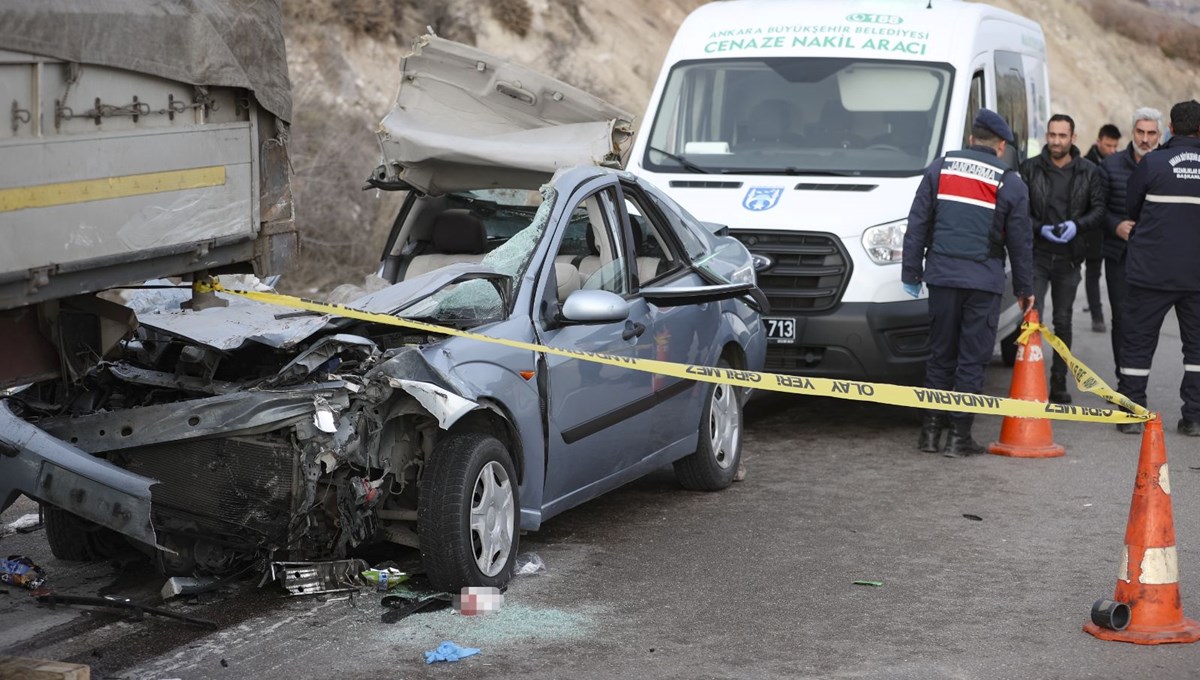 Ankara'da otomobil TIR'a çarptı: Aynı aileden 2 ölü, 4 yaralı