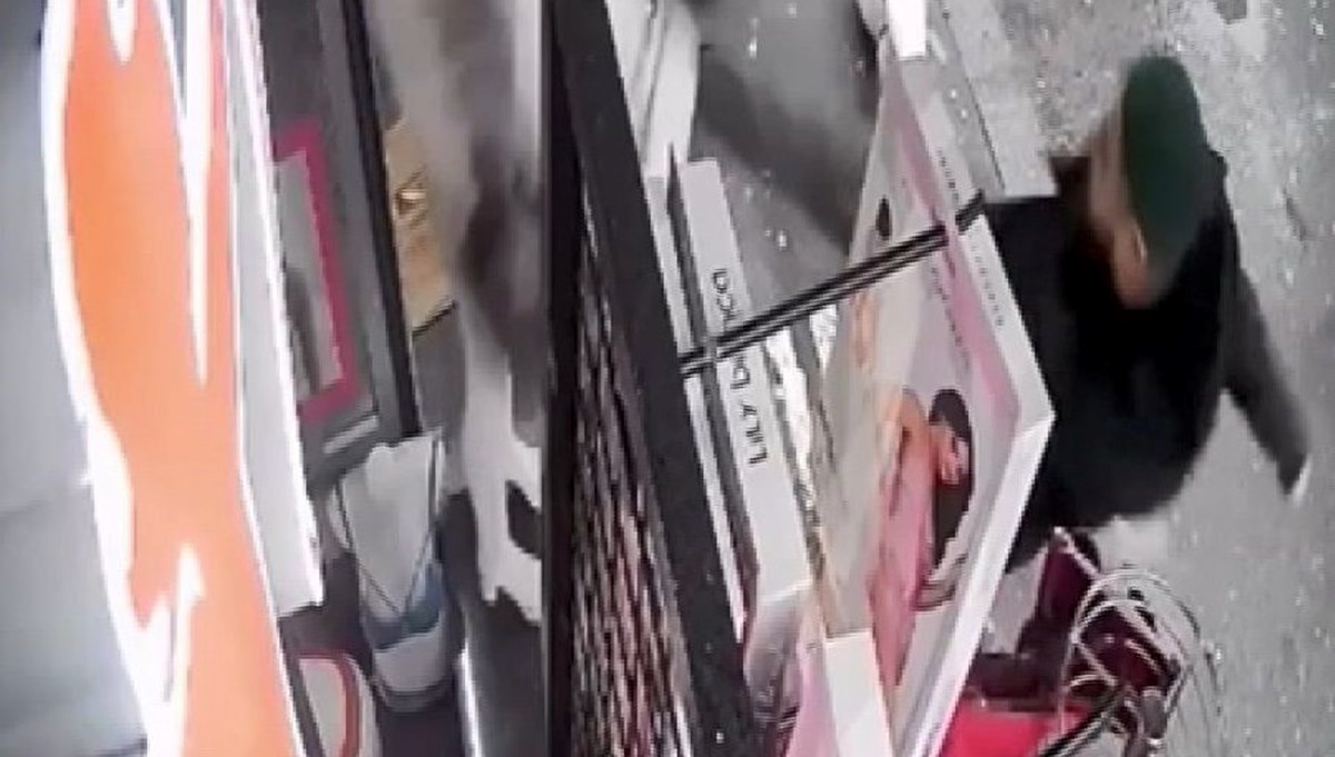 İç çamaşırı mağazasının önünde sergilenen cansız mankene saldırı