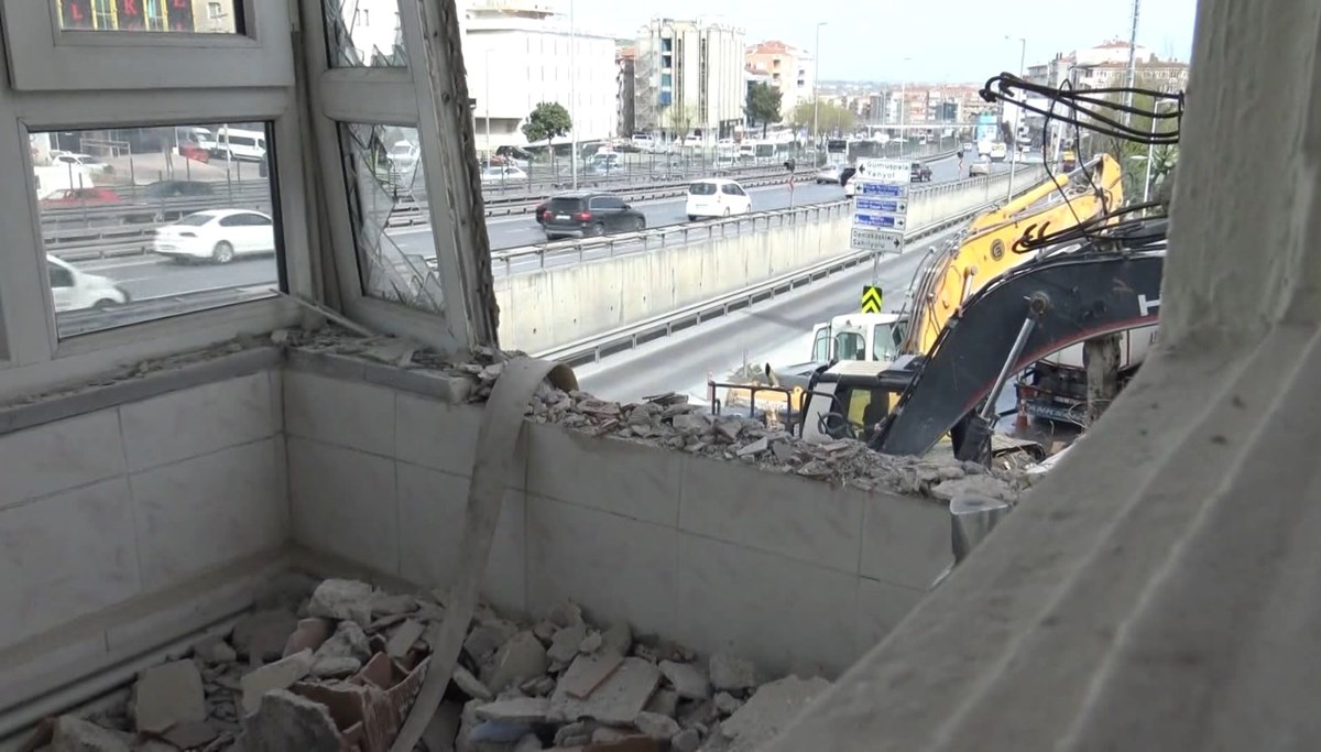 İstanbul’da kentsel dönüşüm: Yıkılan binanın bitişiğindeki apartmanın balkon duvarının olmadığı ortaya çıktı