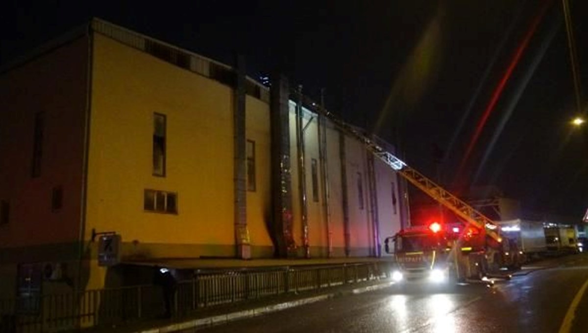 Kocaeli'de fabrikada yangın: Kimyasal maddelere sıçramadan söndürüldü
