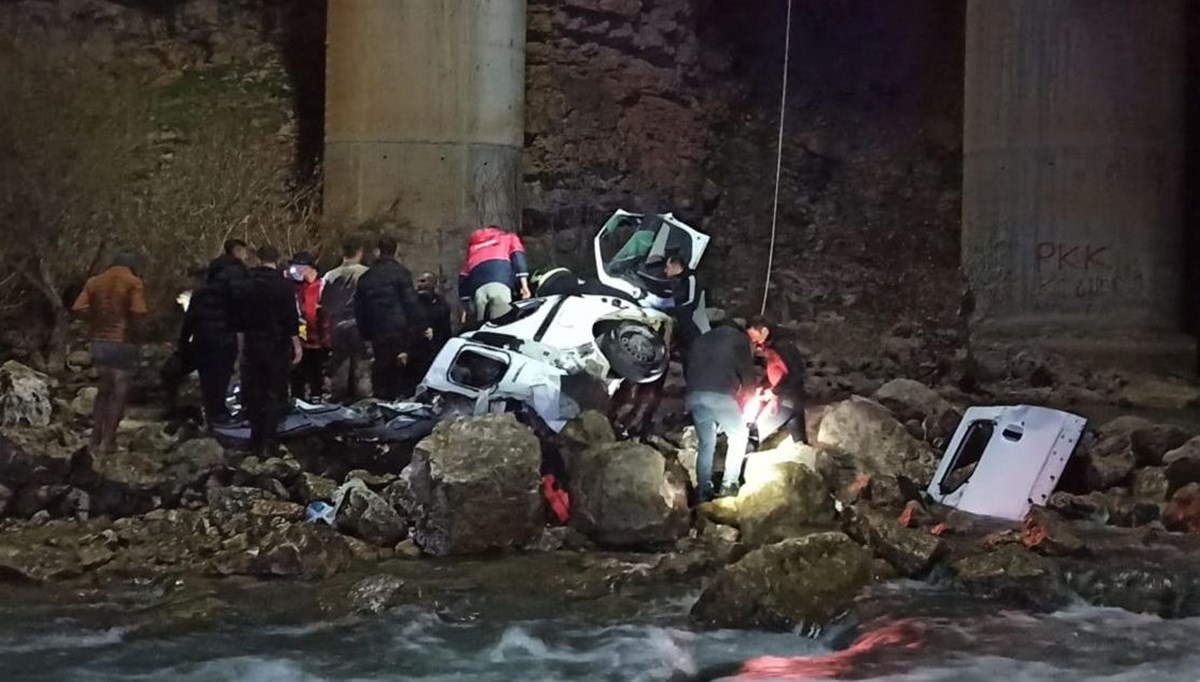 Otomobil, köprüden çaya uçtu: 3 ölü