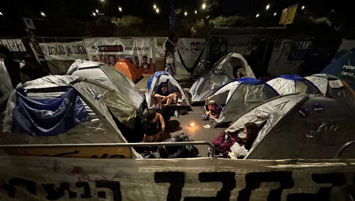 İsrail'de hükümet karşıtı göstericiler Meclis önünde çadır kurdu