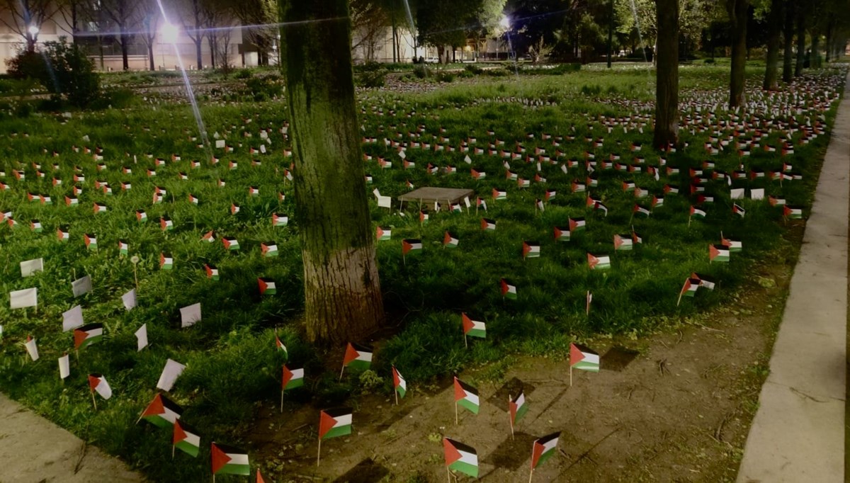 Fransa'da Gazze'de ölen çocuklar için 13 bin Filistin bayrağı dikildi