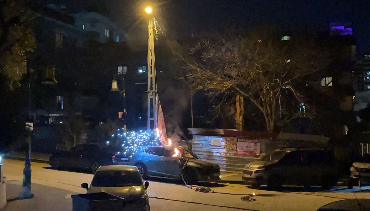 Maltepe'de seçim bayrağı asılan elektrik kablosu düştü, araç yandı