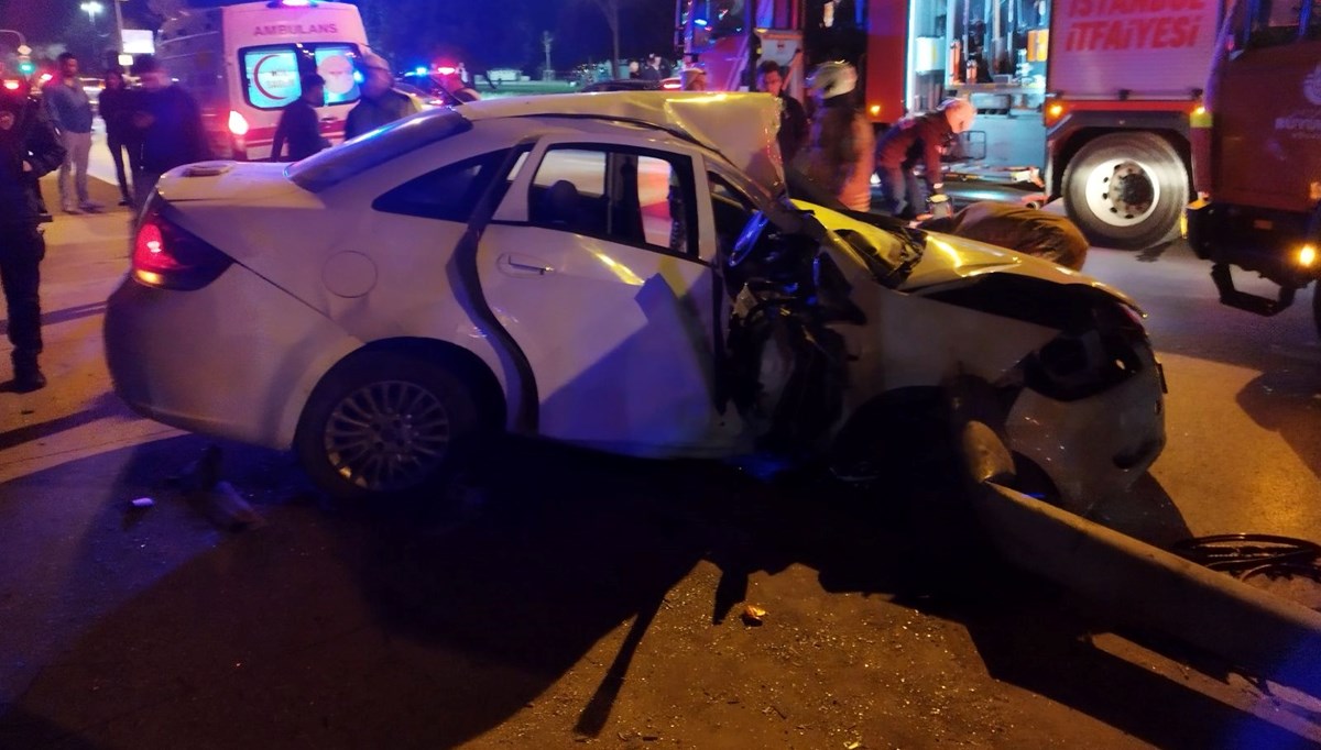 Kadıköy'de kontrolden çıkan otomobil direğe çarptı: 3 yaralı