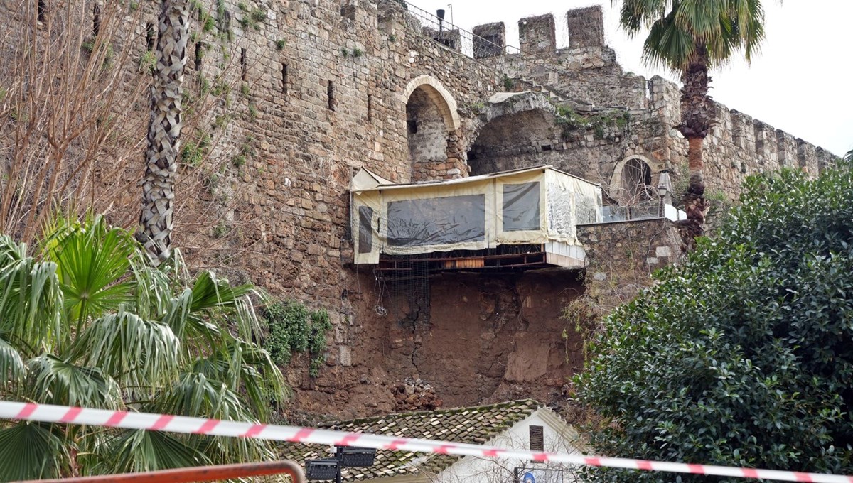 Antalya'da sağanakta yıkılmıştı: Kale suru değil, kaçak yapıymış!