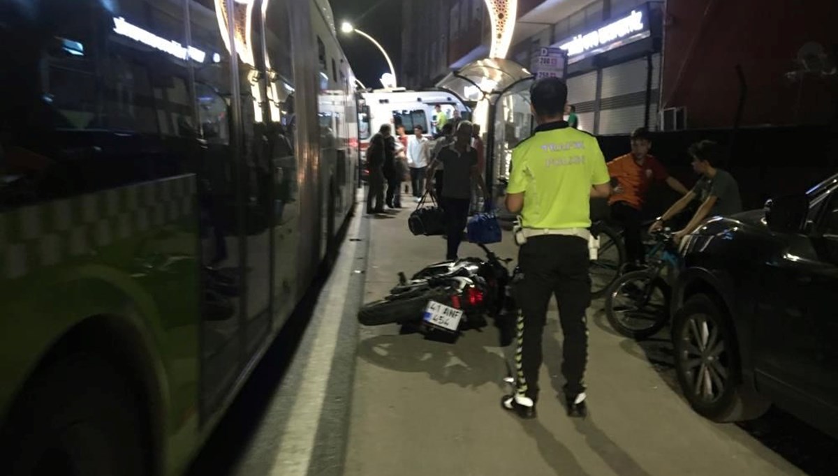 Alkollü motosiklet sürücüsü otobüsten inen yolcuya çarptı: 2 yaralı