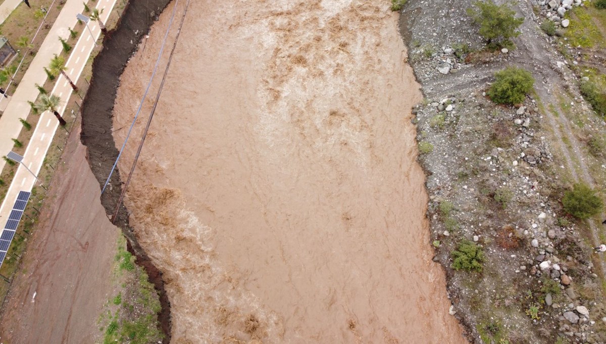 Osmaniye'de şiddetli yağış: Toprak yol çöktü, beton bent yıkıldı