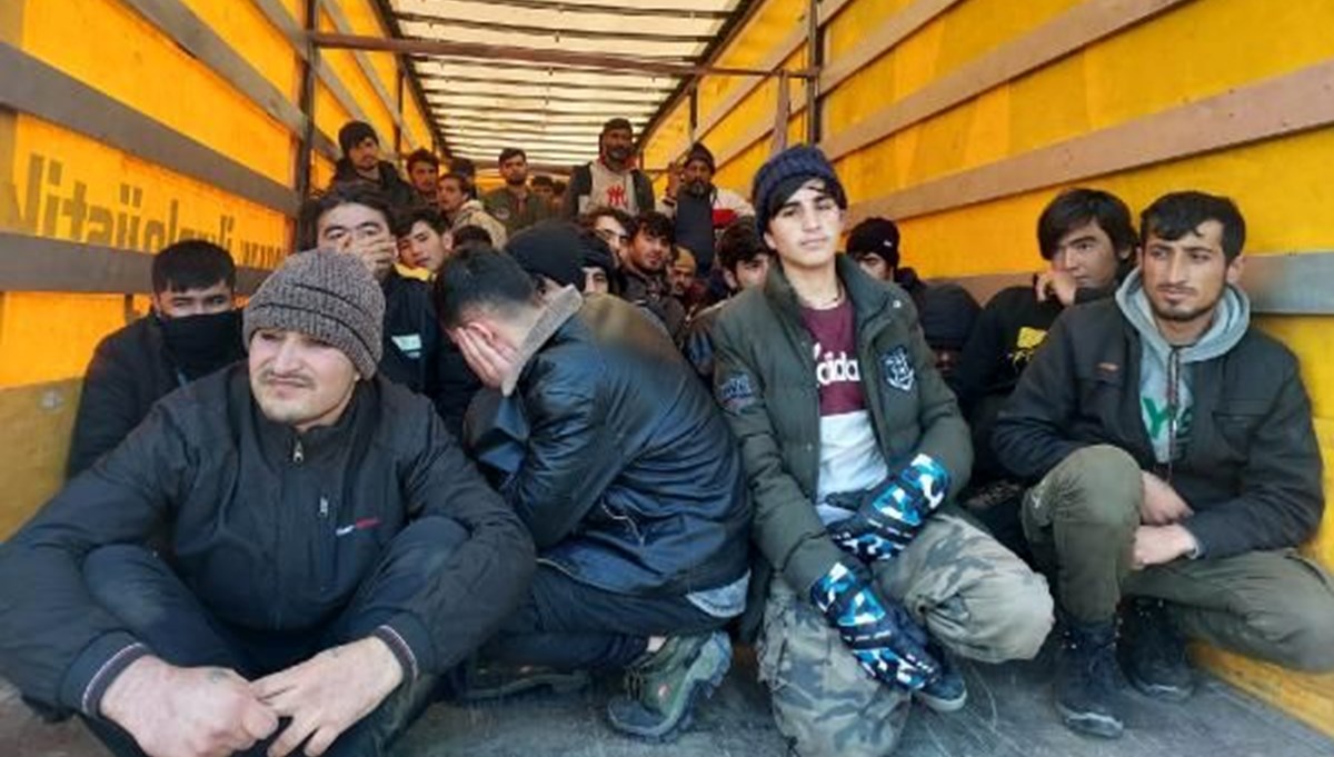 Diyarbakır'da TIR dorsesinde 72 kaçak göçmen yakalandı