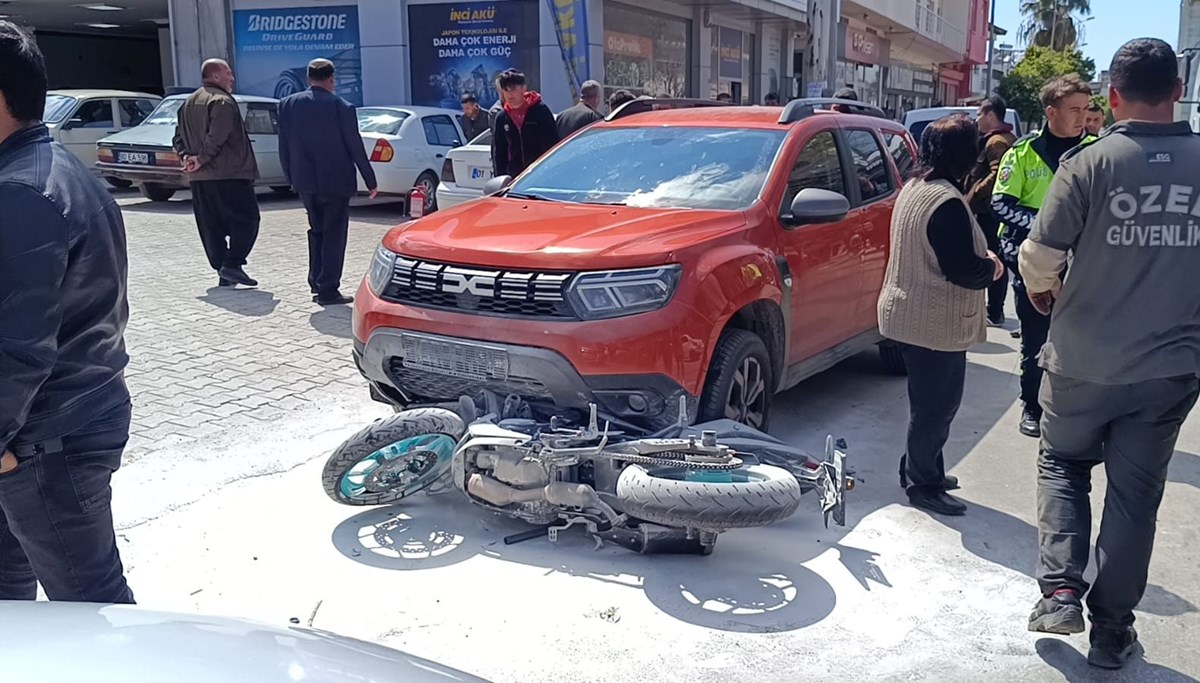 Adana’da motosiklet iki otomobille çarpıştı: 1 ağır yaralı
