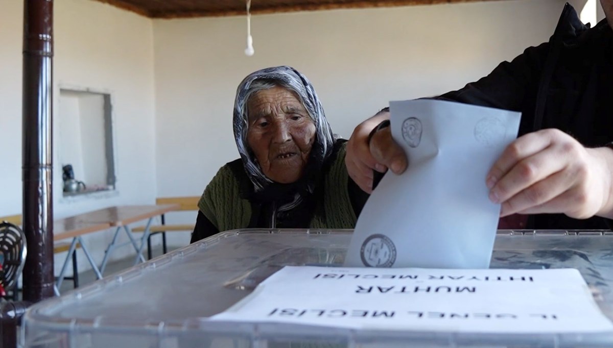 Türkiye'nin en yaşlı seçmeni 117 yaşındaki Arzu nine oyunu kullandı