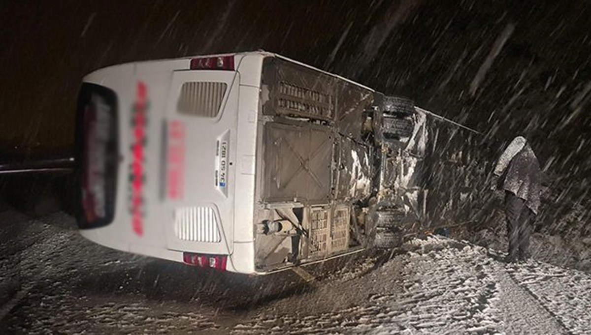 Bingöl'de yolcu otobüsü devrildi: 18 kişi yaralandı