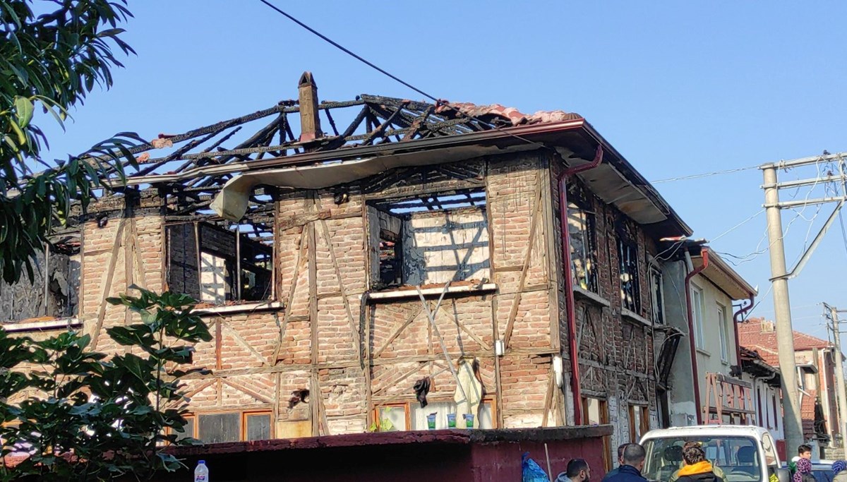 Sakarya'da ev yangını: Biri çocuk iki can kaybı