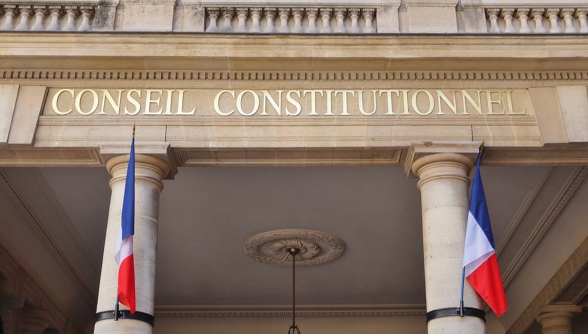 Fransa'da tartışmalı emeklilik reformu kısmen onaylandı