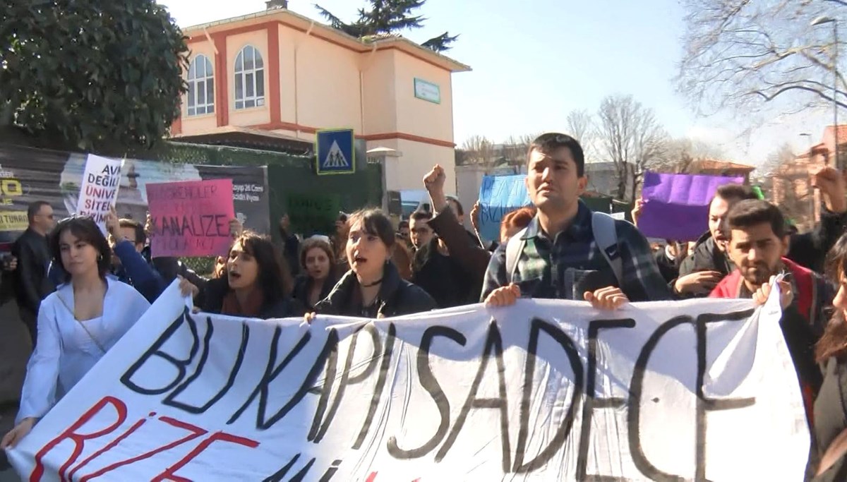 İstanbul Üniversitesi öğrencilerinden protesto