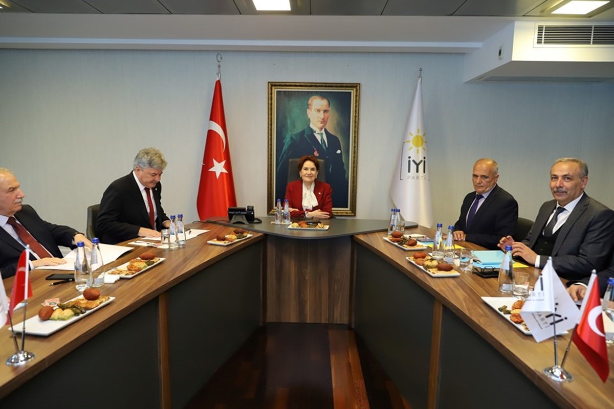 İYİ Parti Genel Başkanı Akşener, belediye başkanlarıyla bir araya geldi.