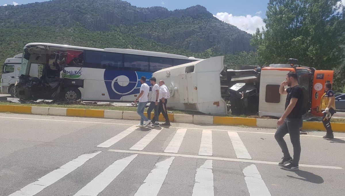 Konya'da yolcu otobüsü kamyona çarptı: 2 ölü, 14 yaralı