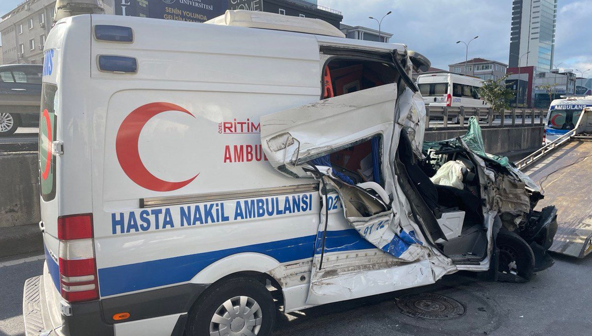 Avcılar’da İETT otobüsü ve ambulansın karıştığı zincirleme kaza: 2 yaralı