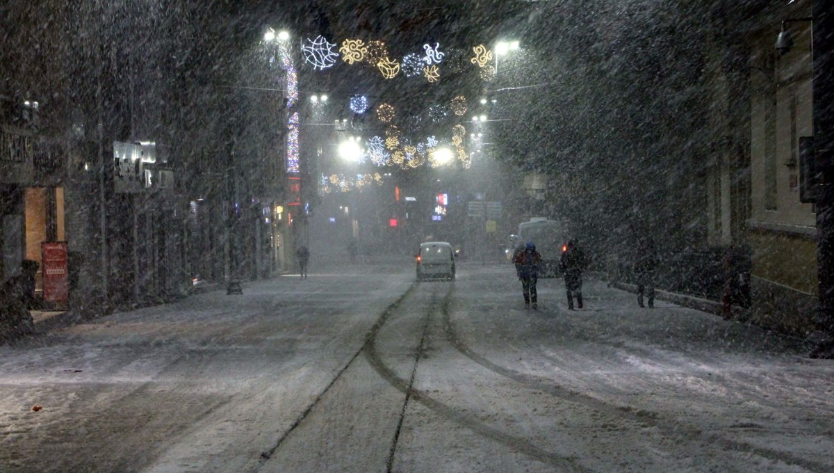 Uyarıların ardından İstanbul'da kar yağışı etkili oluyor: Kar yağışı ne kadar sürecek? (AKOM hava durumu raporu)