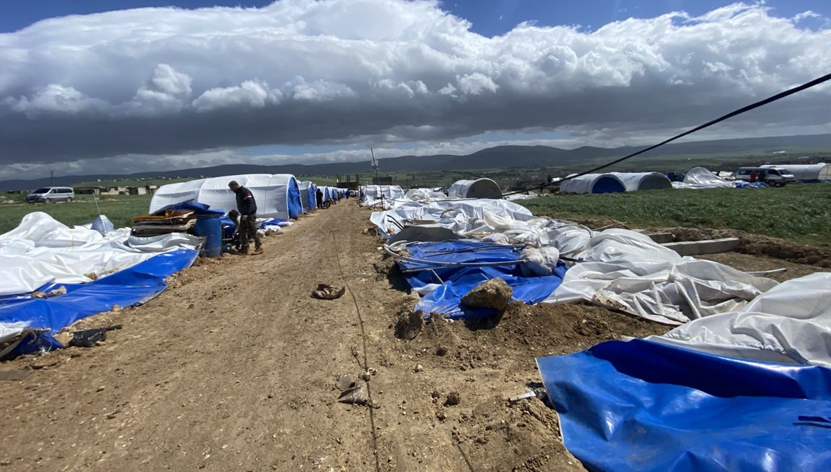 Suriye'nin İdlib kentinde fırtına: Onlarca sığınmacı çadırı uçtu