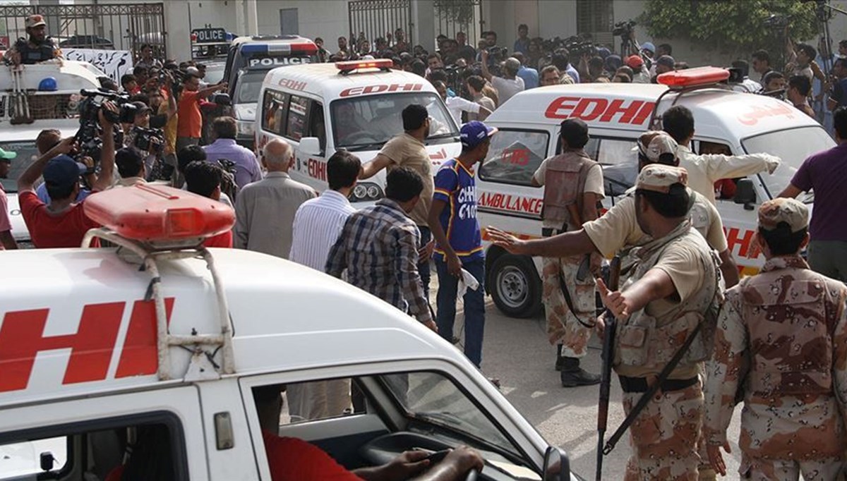 Pakistan'da otobüsün önünü kesti: 8 yolcu öldürüldü