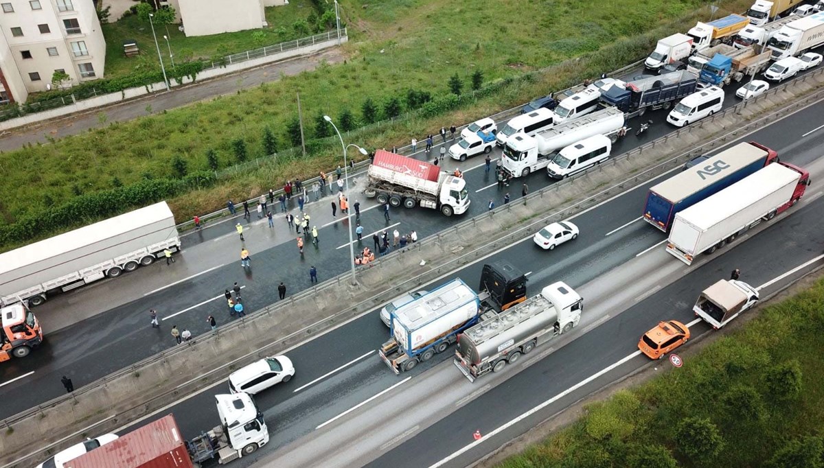 TEM'de kamyon devrildi: Ankara yönü ulaşıma kapandı