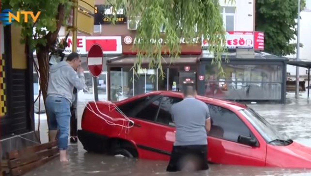 Ankara'da şiddetli yağış: Caddeler göle döndü, araçlar sürüklendi