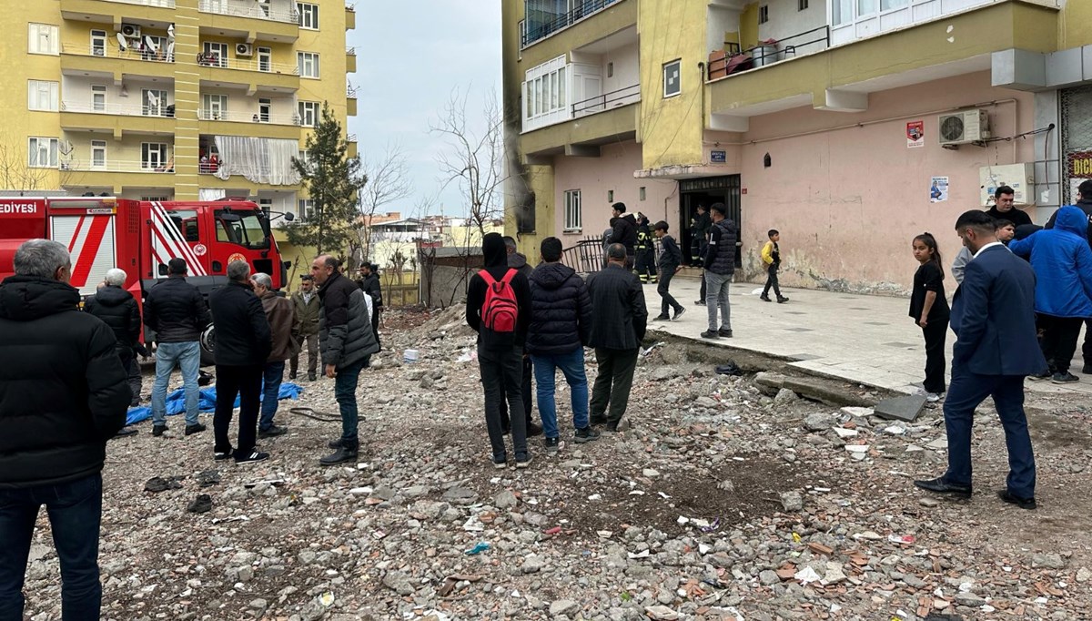 Diyarbakır'da ev yangını: İtfaiye eri yaralandı