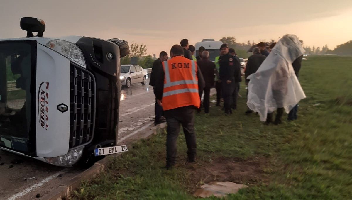 Adana'da minibüs devrildi: 5 kişi yaralandı