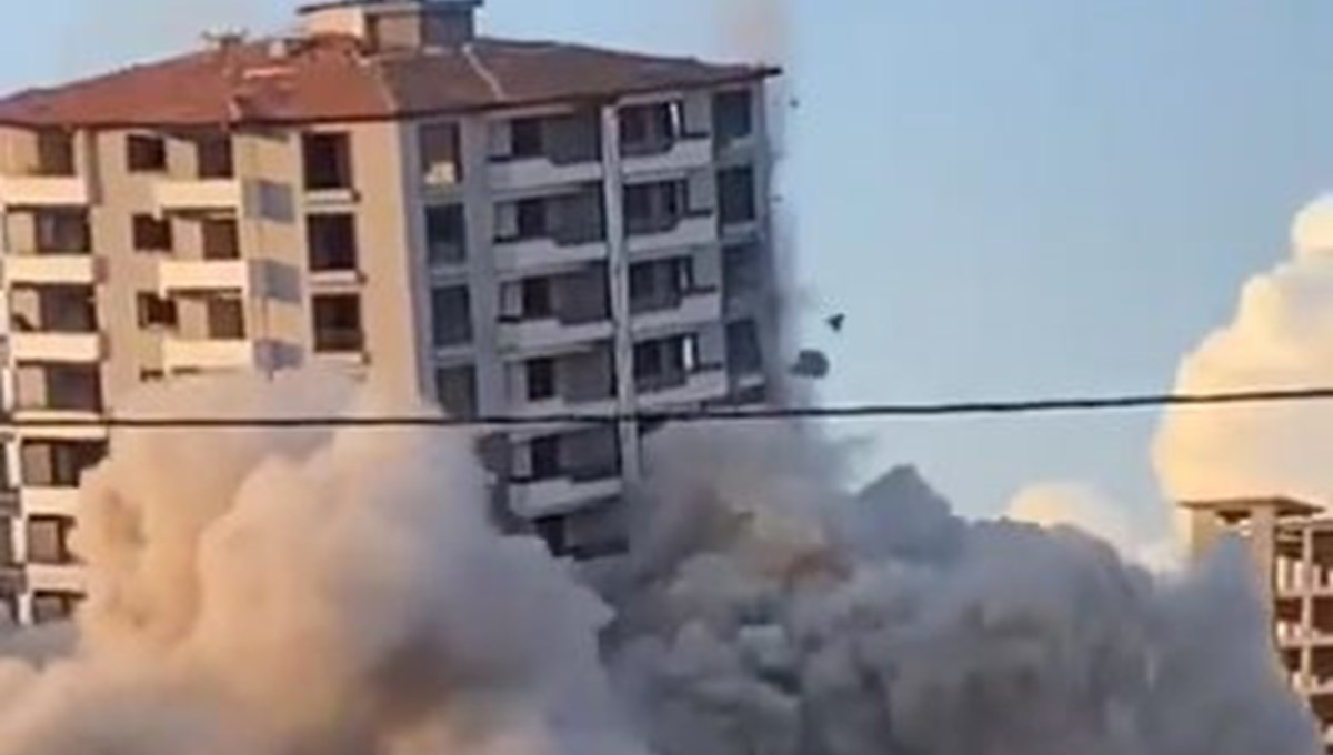 Hatay'da 15 katlı hasarlı bina dinamitle yıkıldı