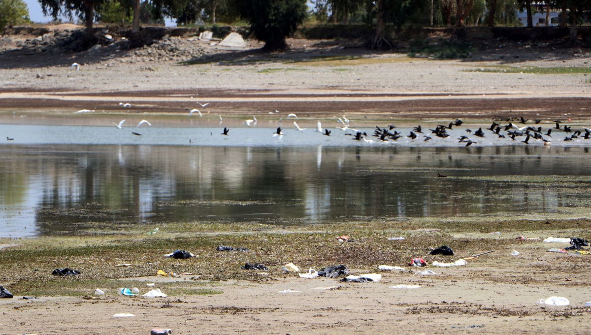 Suları çekilen Seyhan Baraj Gölü’nde piknikçi kirliliği