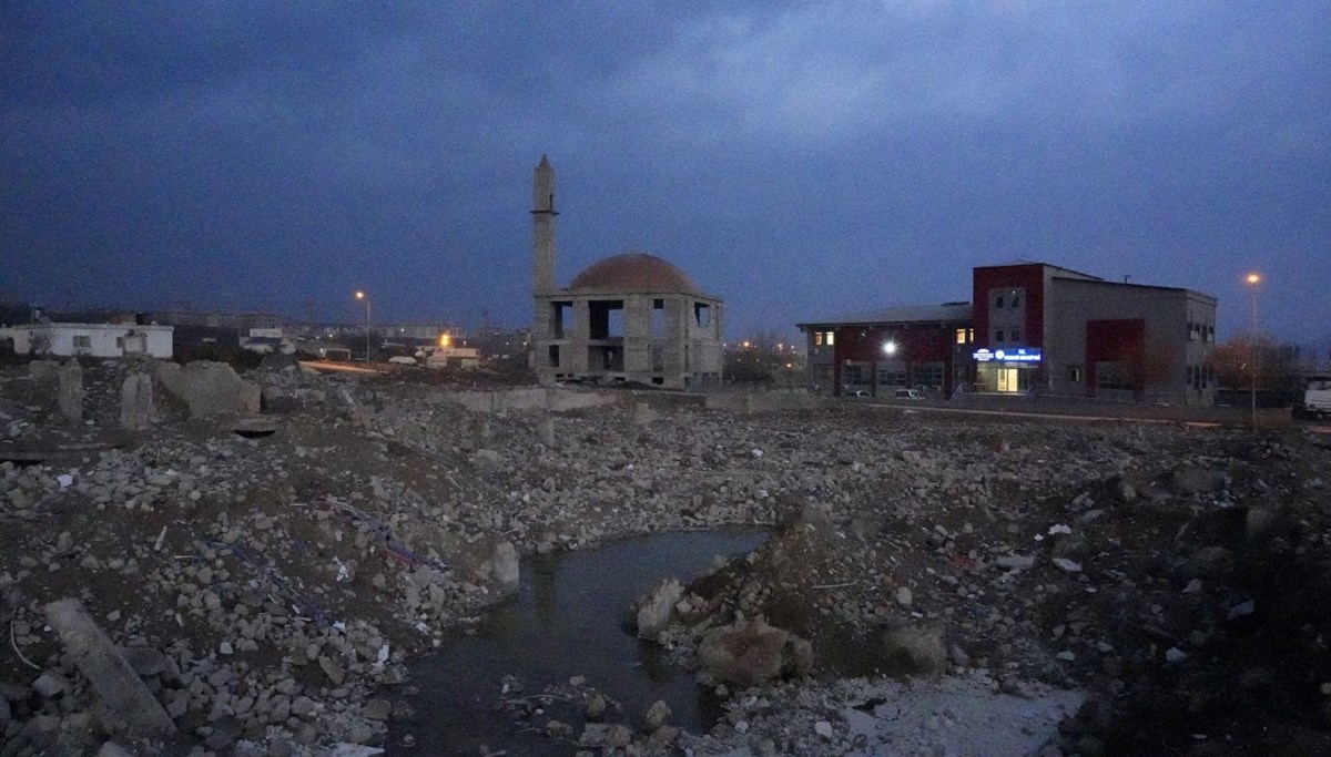 Nurdağı'nda depremde yıkılan bir mahallede bir tek cami ayakta kaldı