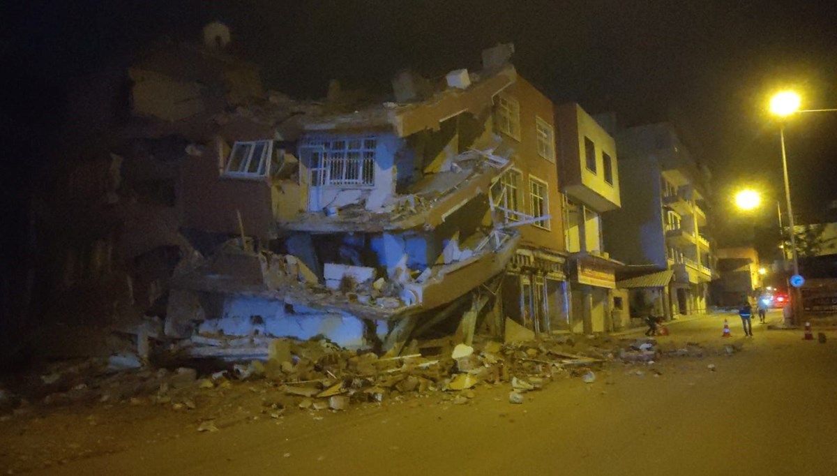 Hatay'da depremde zarar gören bina çöktü