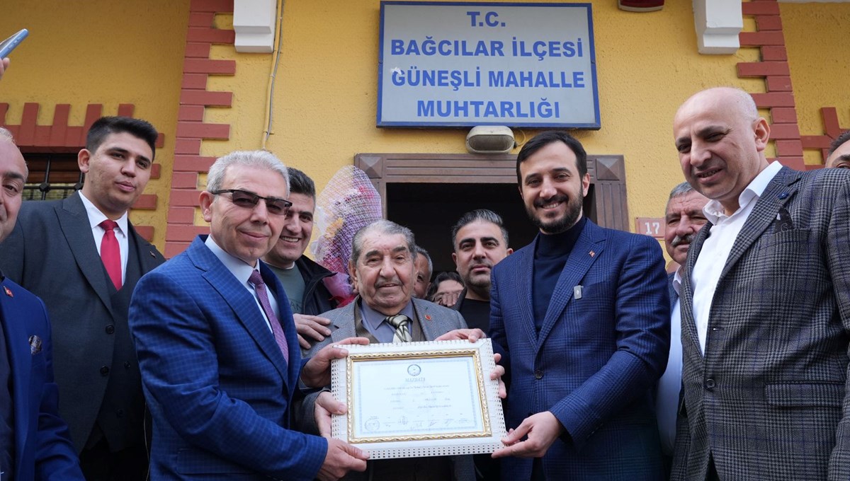 İstanbul'un en yaşlı muhtarı görevini törenle devretti: 39 yıl muhtarlık yaptı