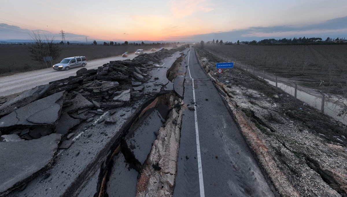 Depremde 4 metre kırılan yol yenileniyor