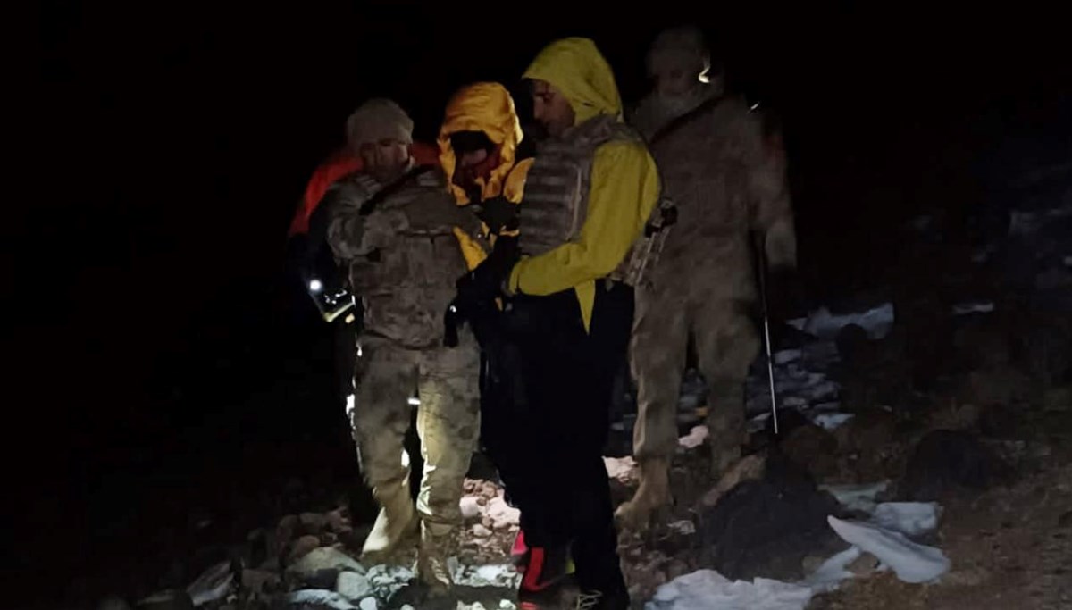Ağrı Dağı'nda zirveye yakın bölgede düşerek yaralanan Ukraynalı turist kurtarıldı