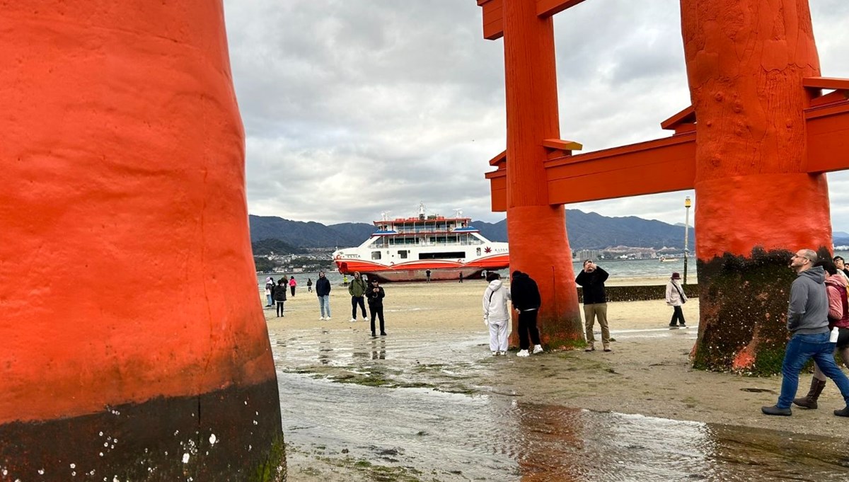 Japonya’da feribot ünlü tapınağın yanında karaya oturdu