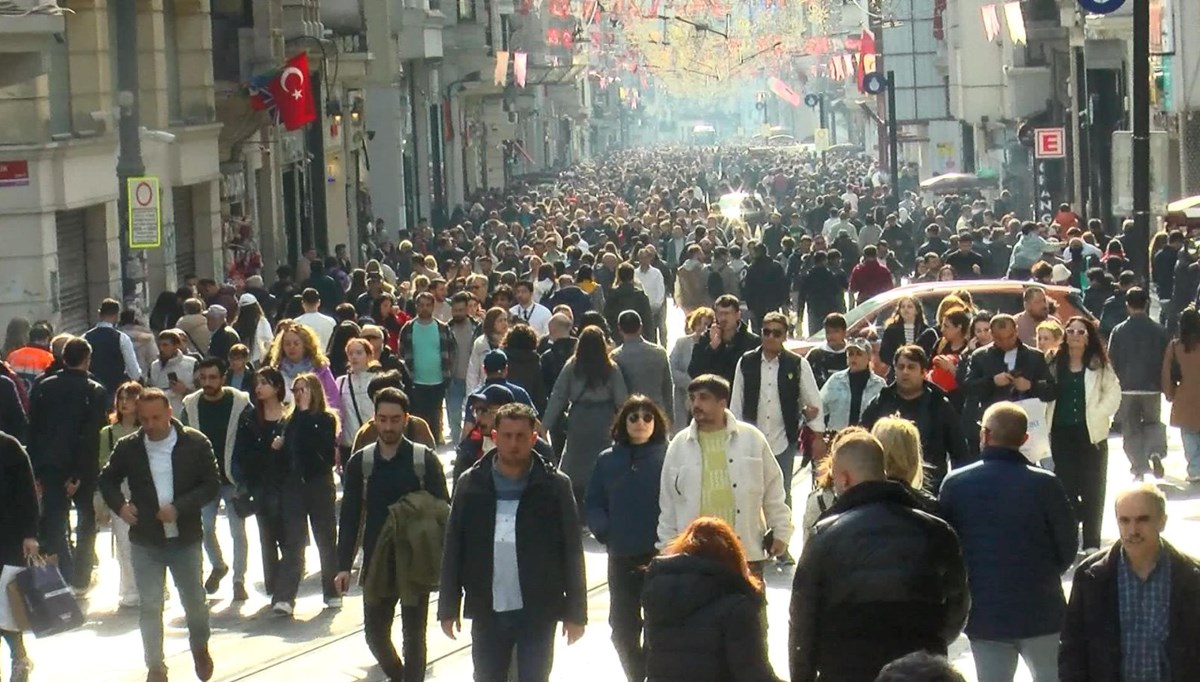 Güzel havayı fırsat bilen İstanbullular İstiklal Caddesi'ne akın etti