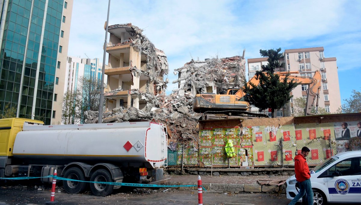 İstanbul'da 11 katlı binanın yıkımında yola moloz düştü: 3 araç hasar gördü