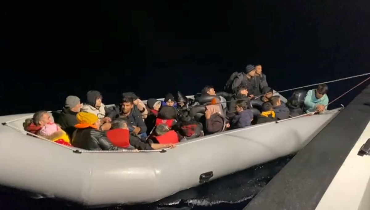 Çanakkale açıklarında lastik botta 29 düzensiz göçmen yakalandı