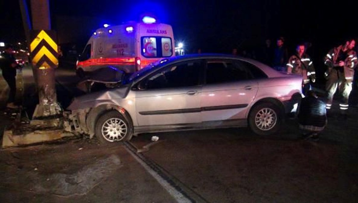 Alkollü sürücünün kullandığı otomobil direğe çarptı: 3 yaralı